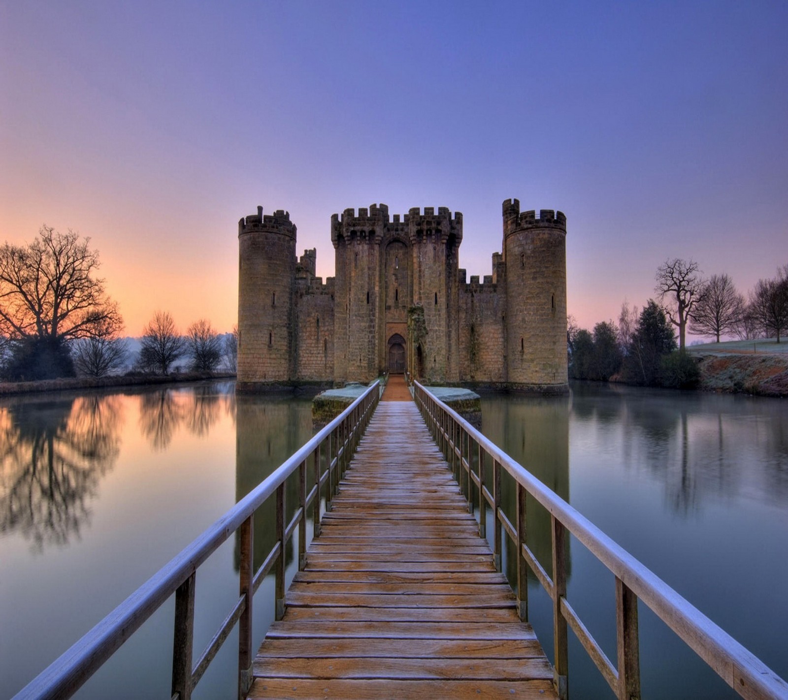 Arabische brücke, die zu einem schloss mit einem see im vordergrund führt (burg, wasser)