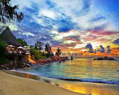 Atemberaubender Sonnenuntergang über einem tropischen Paradiesstrand