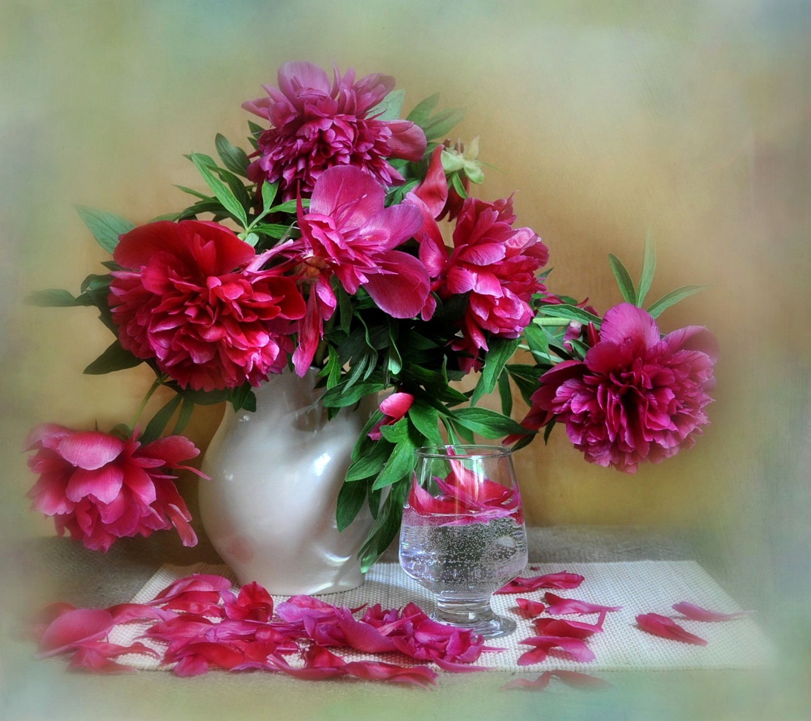 Hay un jarrón de flores que está sobre una mesa (flores, peonías, rosa)