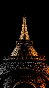 Torre Eiffel iluminada con luces doradas por la noche