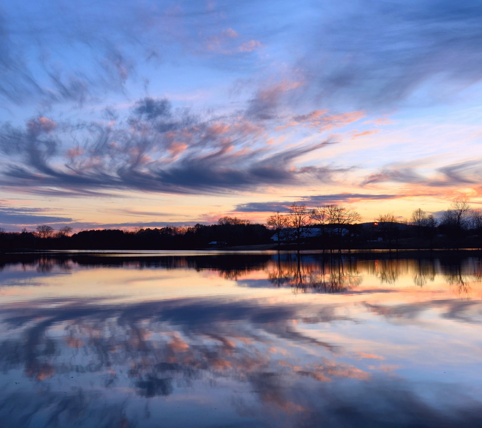 Vue aérienne d'un lac avec le ciel et les nuages se reflétant en lui. (beau, nuages, soir, lac, coucher de soleil)