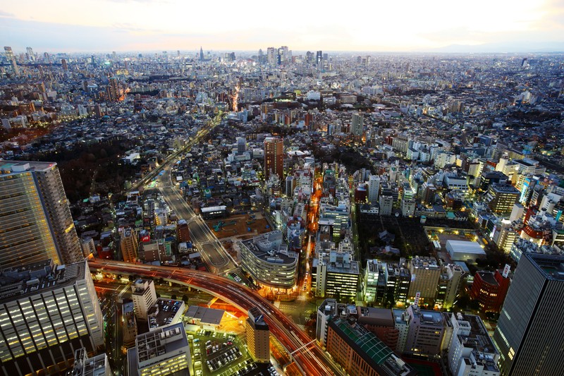 Вид на город ночью с мостом и шоссе (токио, tokyo, панорама, городской пейзаж, город)