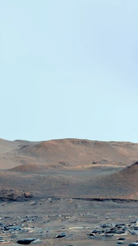 Mars-Hochlandlandschaft mit äolischen Merkmalen und bewölktem Himmel