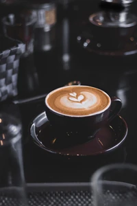 Kunstvoll zubereiteter Cappuccino mit Herz-Latte-Art