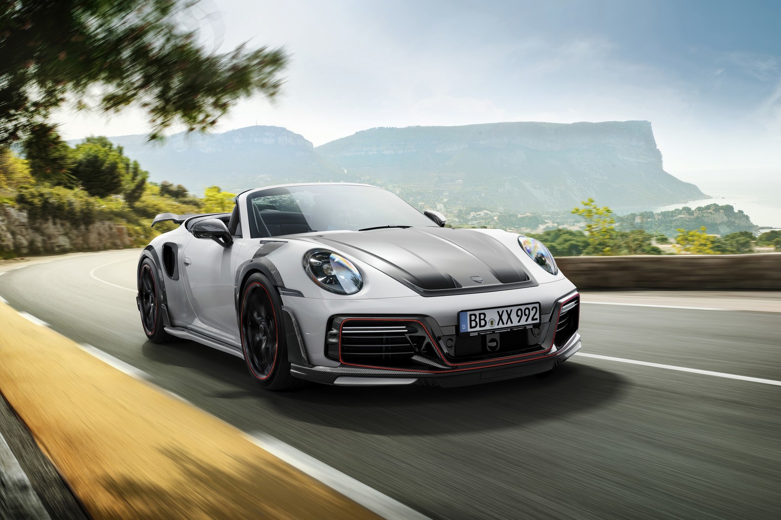 Un porsche gts plateado conduciendo por una carretera con montañas al fondo (techart gtstreet r cabriolet, porsche 911 turbo s, 2021, coches, fondo de pantalla 4k)