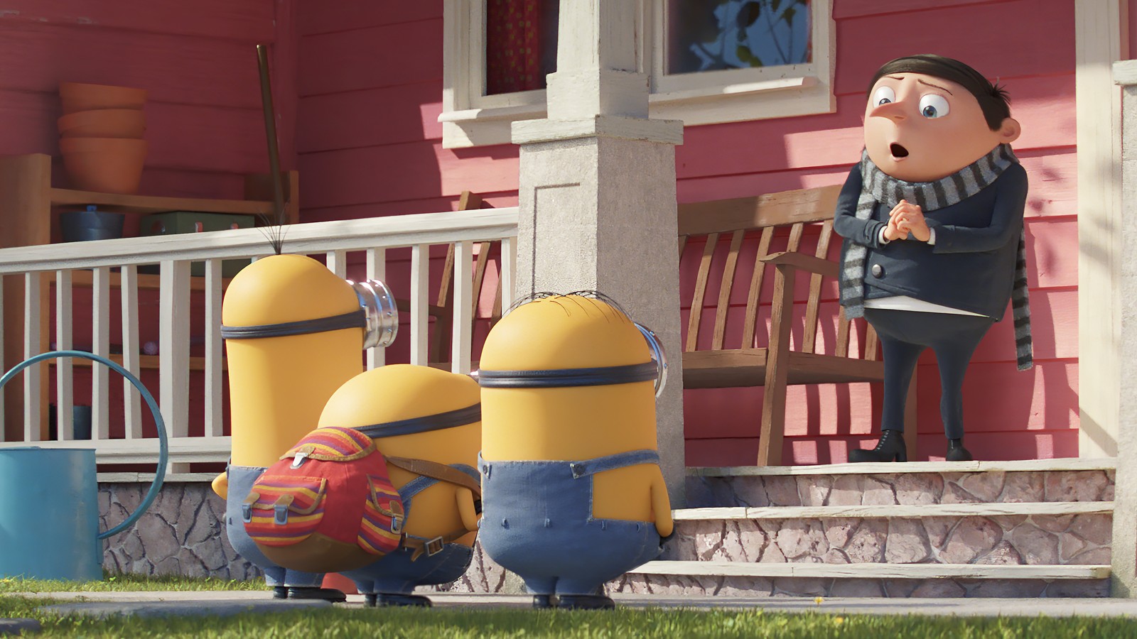 Gros plan d'une personne debout sur un porche près d'un tas de minions (les minions le rise of gru, minions the rise of gru, animé, animation, film)