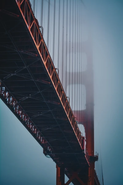 Pont du Golden Gate émergeant du brouillard au crépuscule