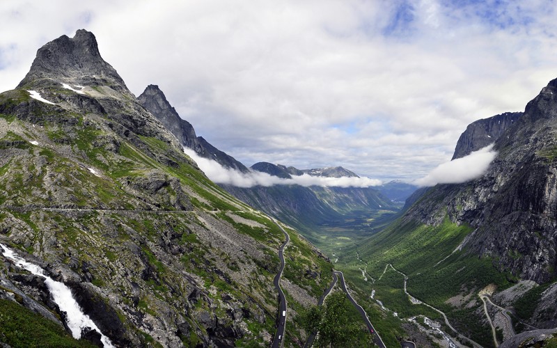 Вид на извивающуюся дорогу в горах с горой на заднем плане (trollstigen, горные образования, гора, возвышенность, горный хребет)