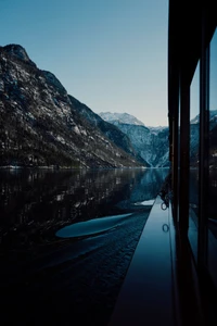 Fjord montañoso sereno con aguas reflectantes y una naturaleza tranquila