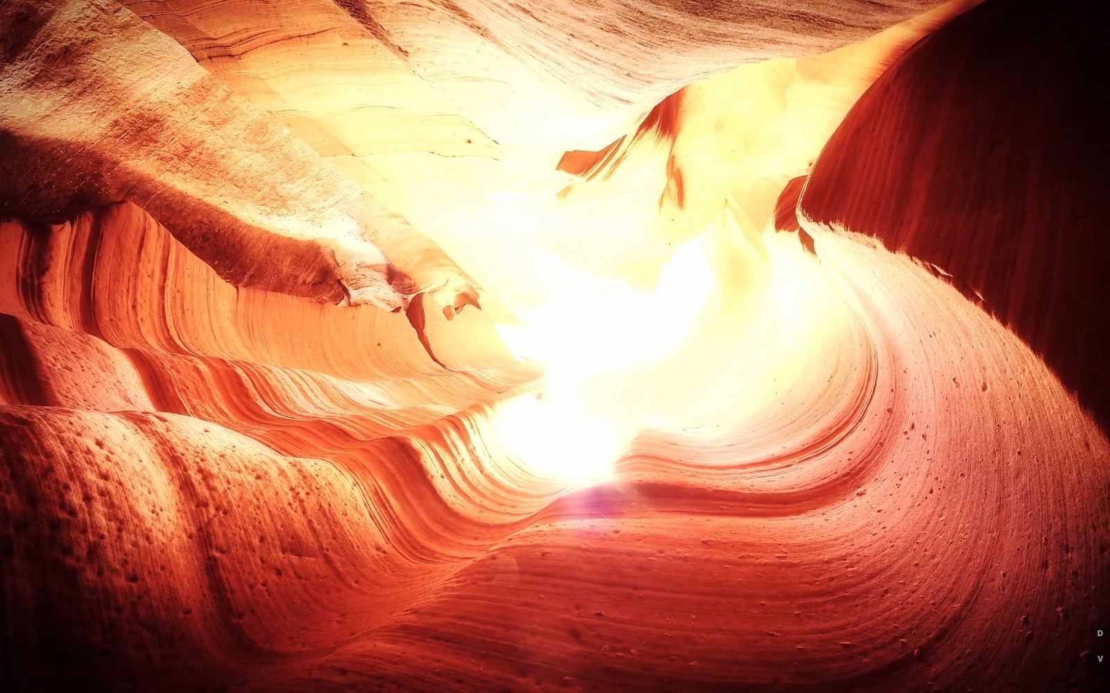 Eine sicht auf einen canyon mit einem hellen licht, das hindurchscheint (hitze, licht, formation, fernsehen, flamme)