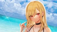 Marin Kitagawa in einer verspielten Strandumgebung, die eine süße Sommerstimmung mit einem charmanten Lächeln und stilvollen Accessoires zeigt.