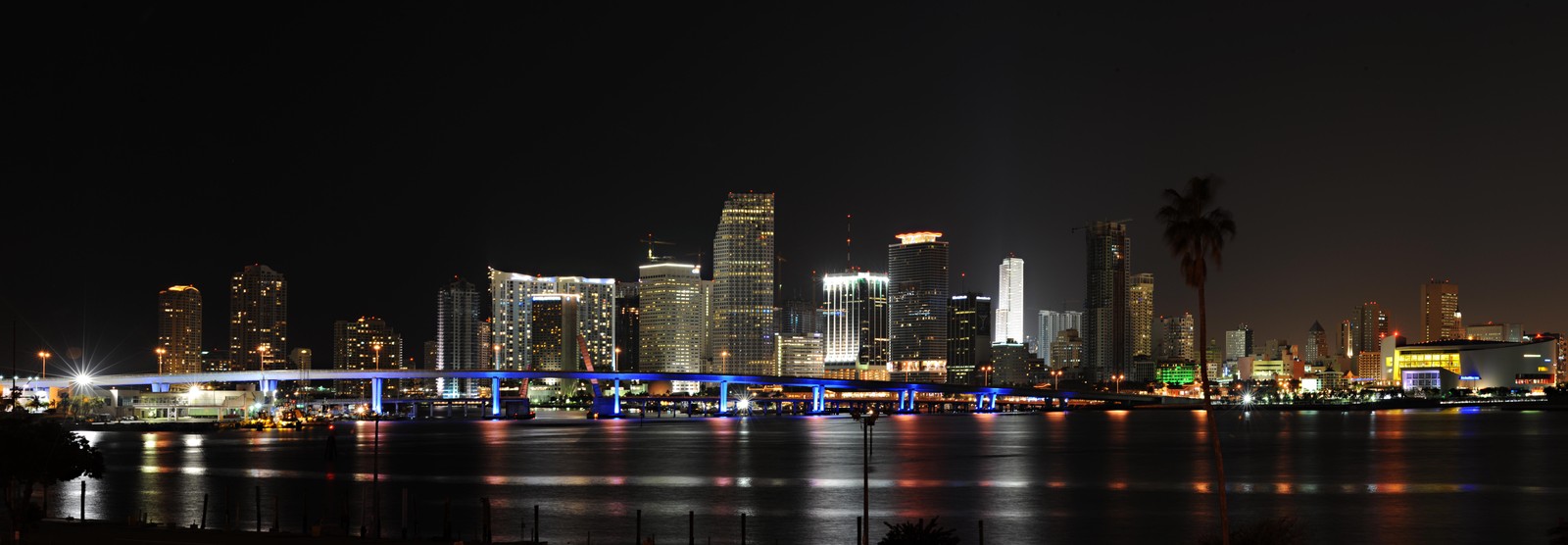 Vista aérea de um horizonte de cidade à noite com uma ponte (miami, miami beach, cidade, paisagem urbana, noite)