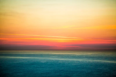 Lueur vibrante sur l'horizon océanique tranquille