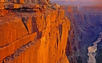 Lever de soleil au Grand Canyon : Falaises illuminées et formations géologiques