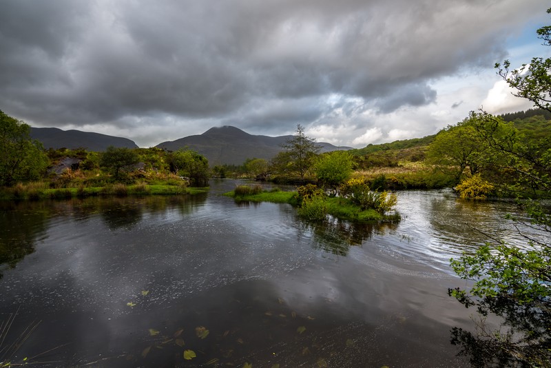 Река с маленькой лодкой и горами на заднем плане (озерный край, lake district, водоем, природа, река)