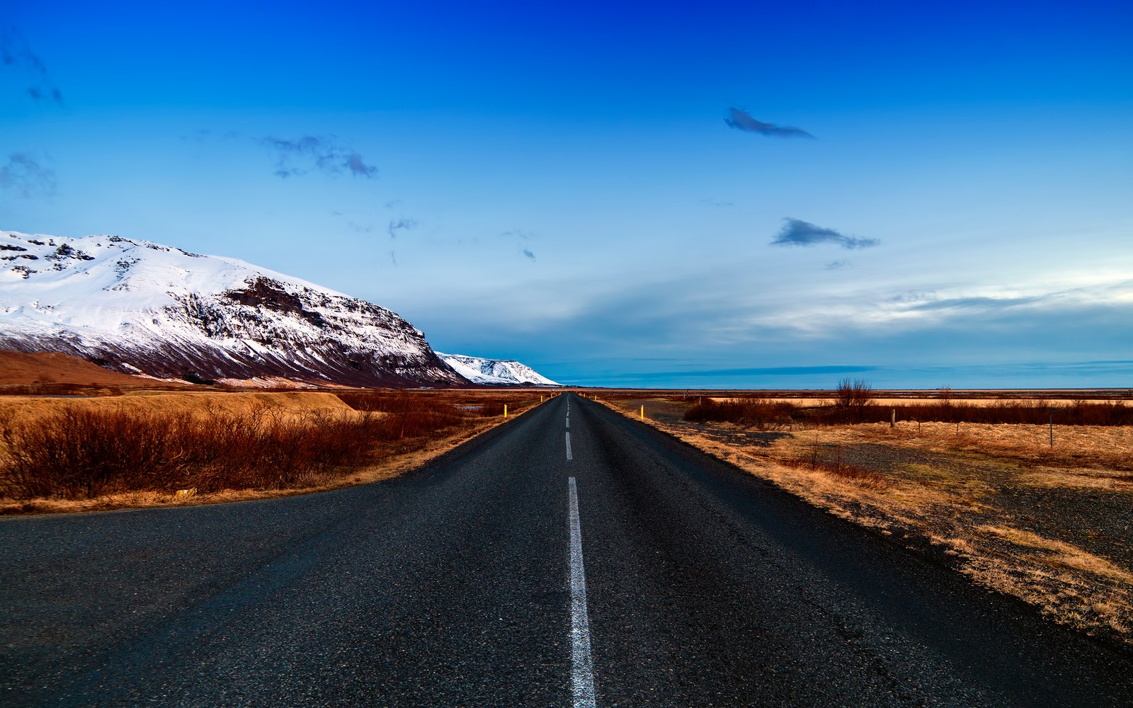 Descargar fondo de pantalla camino sin fin, islandia, paisaje, montañas glaciares, cubierto de nieve