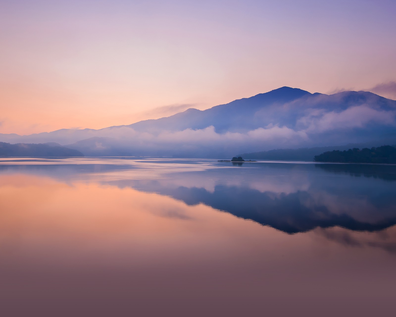 Vista árabe de uma cadeia de montanhas com um barco na água (montanha, nascer do sol, enevoado, lago, reflexo)