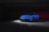 2021 Porsche 911 GT3 in auffälligem Blau vor dunklem Hintergrund