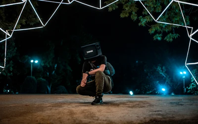 Fallo en la realidad: un hombre con un televisor por cabeza en un paisaje tecnológico oscuro