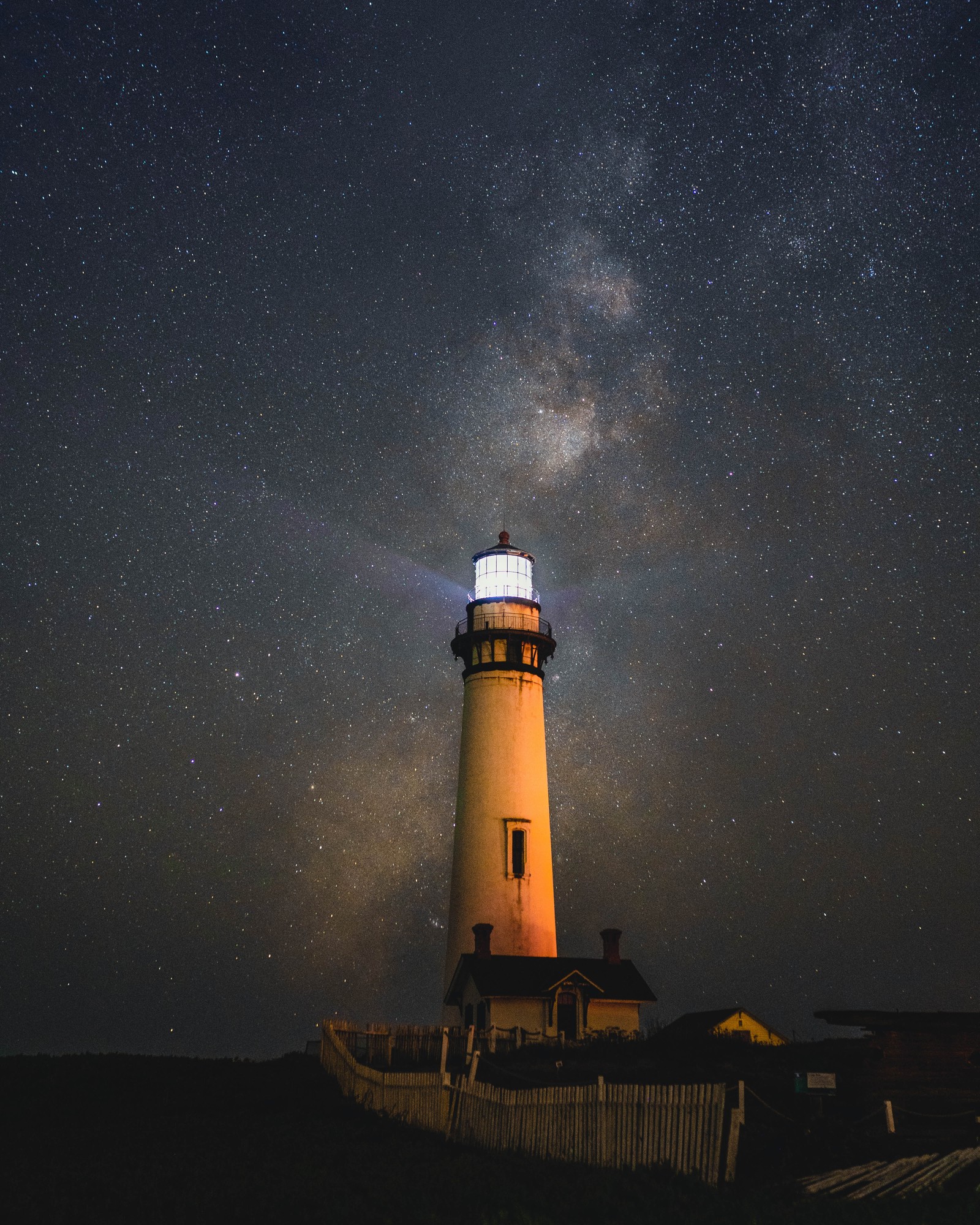 Céu estrelado sobre um farol com uma cerca e área cercada (farol, torre, noite, calmo, atmosfera)