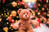 Süßer brauner Teddybär umgeben von Weihnachtslichtern und Dekorationen