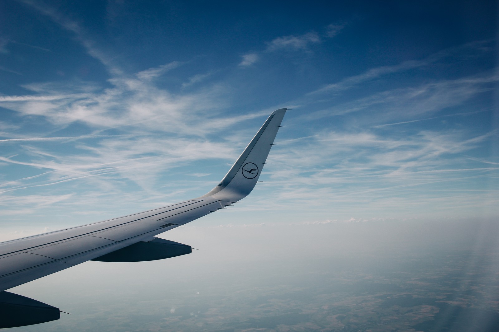 Uma vista de uma asa de um avião voando no céu (aeronave, voo, aviação, viagem aérea, linha aérea)