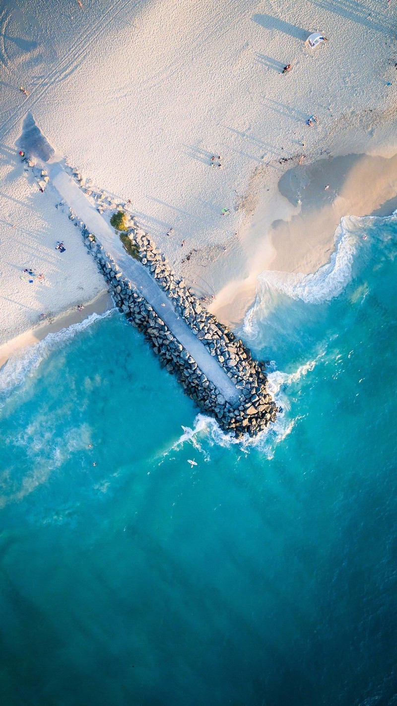 Вид с высоты на пляж с пирсом и водоемом (море, вода, жидкость, водоем, пейзаж)