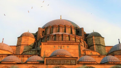 Majestuosa cúpula de la Nueva Mezquita en Estambul, que muestra la belleza arquitectónica antigua