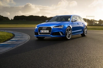 Audi RS 6: Una mezcla dinámica de rendimiento y lujo en un azul llamativo.