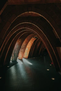 Arcos iluminados em um túnel mal iluminado