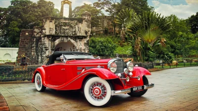 Cabriolet rouge vintage Mercedes-Benz avec des détails classiques dans un cadre pittoresque