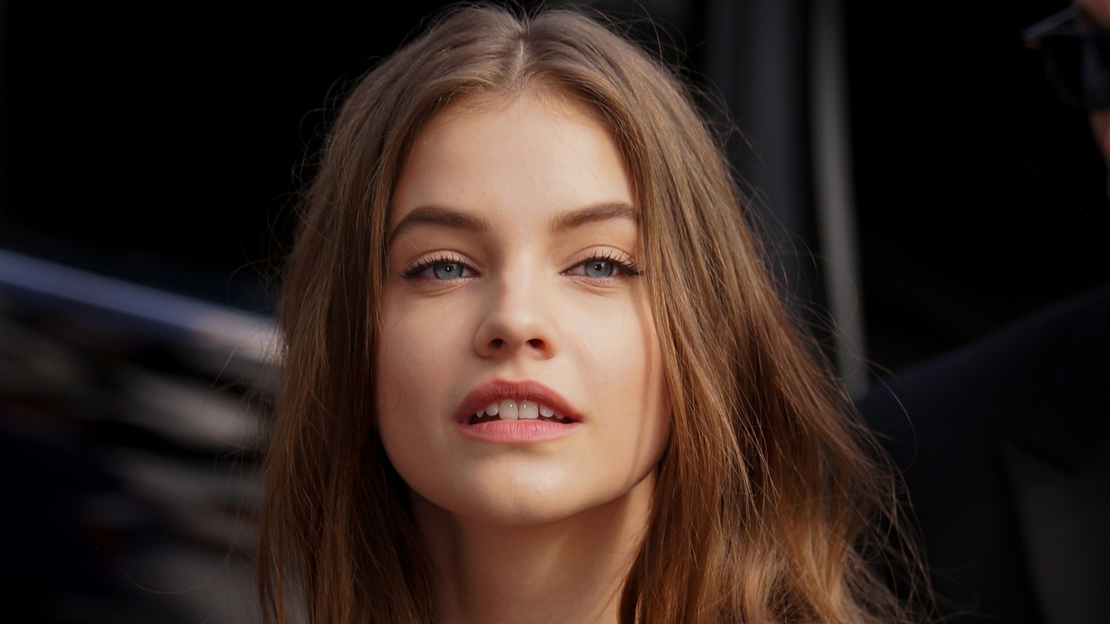 Femme en robe fleurie assise sur un canapé (barbara palvin, célébrité, model brunette, filles)