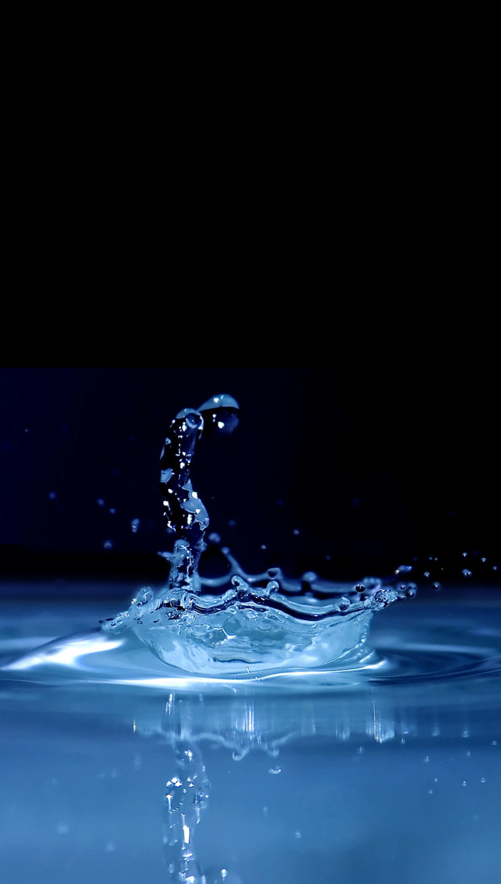 Un primer plano de una gota de agua sobre un fondo negro (naturaleza, foto)