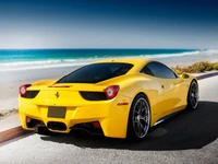 Vibrante Ferrari 458 Italia amarillo junto a la costa del océano