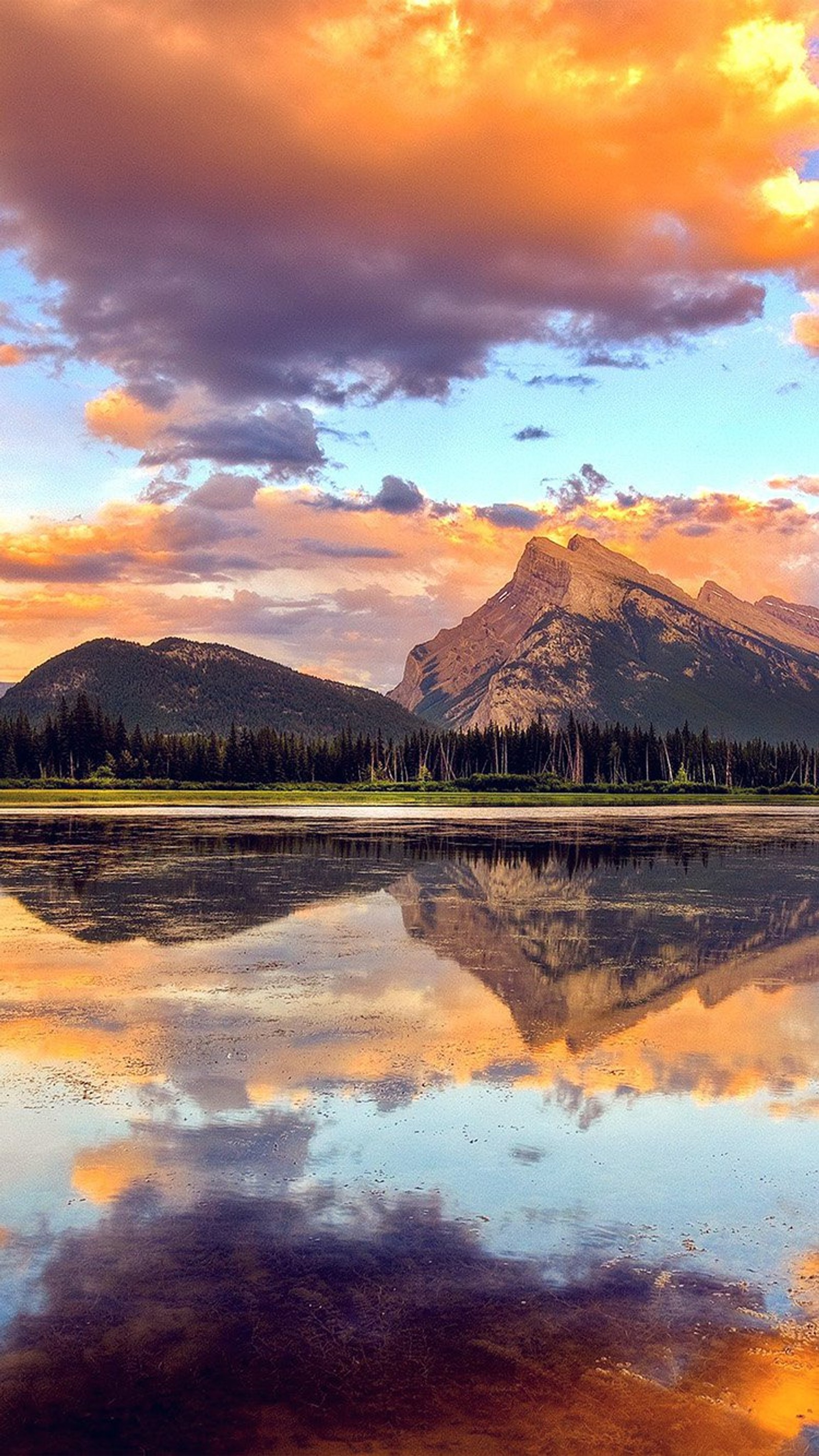 Las montañas se reflejan en un lago al atardecer con un cielo colorido (6s, iphone, lago, paisaje, naturaleza)