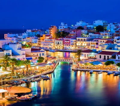 Sérénité du soir en Crète : Un paysage nocturne vibrant de lumières et de reflets