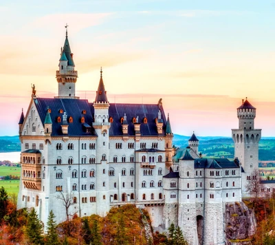 Castelo de Neuschwanstein no meio dos Alpes bávaros no outono