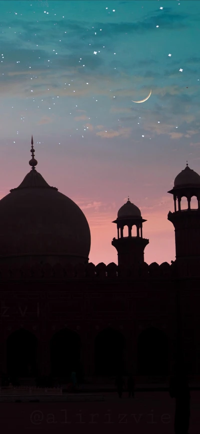 Serenidade da noite na Mesquita Badshahi, Lahore sob uma lua crescente