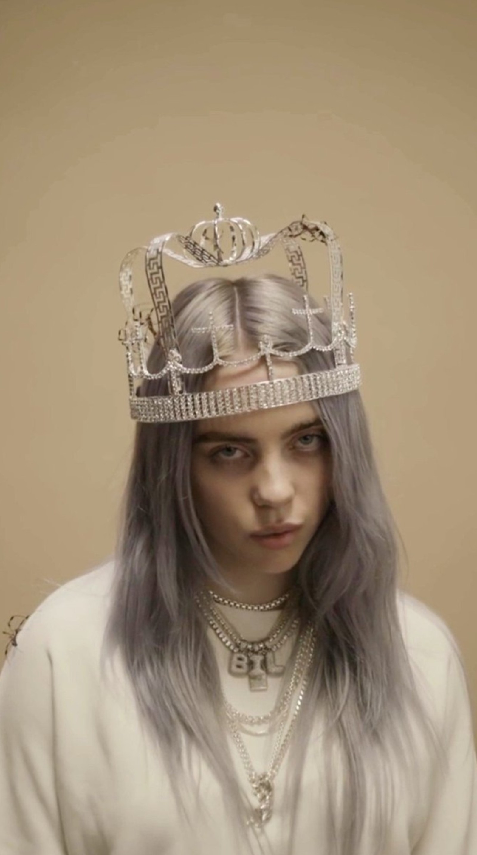 Gros plan d'une femme avec une couronne sur la tête. (arrière plan, billie, billie eilish, couronne, eilish)