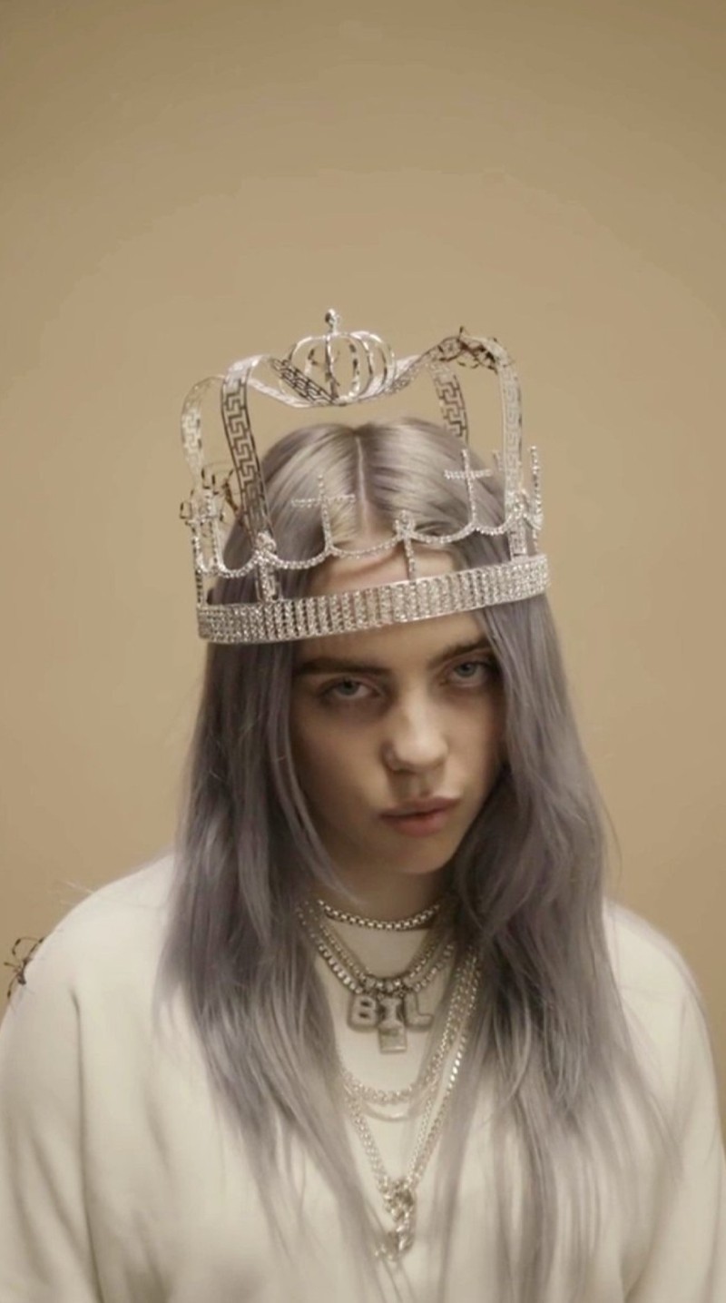 Крупный план женщины с короной на голове. (фон, билли, billie eilish, корона, эйлиш)