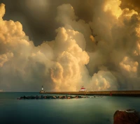 Nuages dramatiques au-dessus du phare côtier et du quai