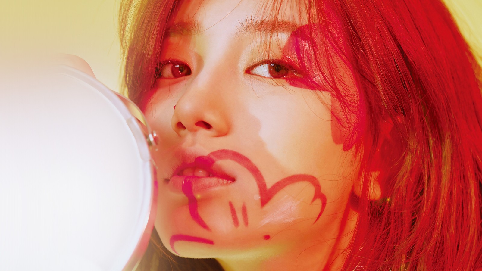 Femme aux cheveux rouges avec le visage peint en cœurs (suzy, 배수지, actrice, kpop, k pop)