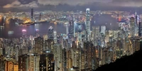 Lebendige nächtliche Skyline von Hongkong vom Victoria Peak