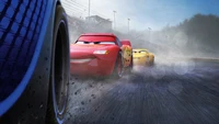 Cena de corrida dinâmica com Cruz Ramirez e Lightning McQueen na pista de asfalto