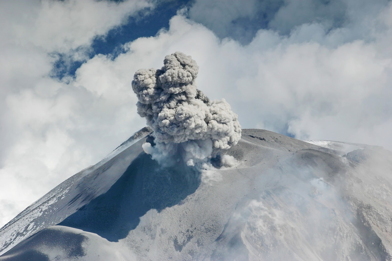 Lade vulkan, stratovulkan, wolke, vulkanlandschaft, lavadom Hintergrund herunter