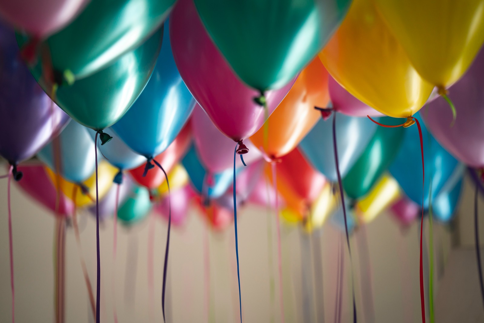 Los globos cuelgan del techo en una habitación (colorful balloons, cumpleaños, decoración, fiesta, 5k)