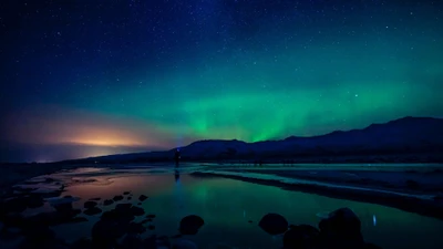 Faszinierende Nordlichter über einer ruhigen Nachtlandschaft