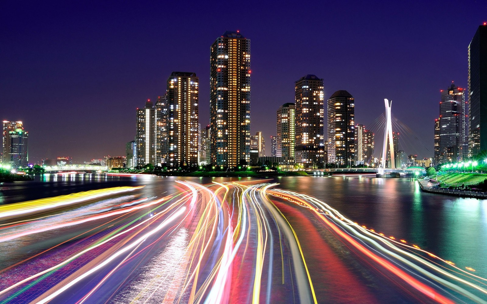 Luftansicht einer stadt bei nacht mit langzeitbelichtung von lichtspuren (stadtlichter, tokyo, stadtbild, stadt, metropole)