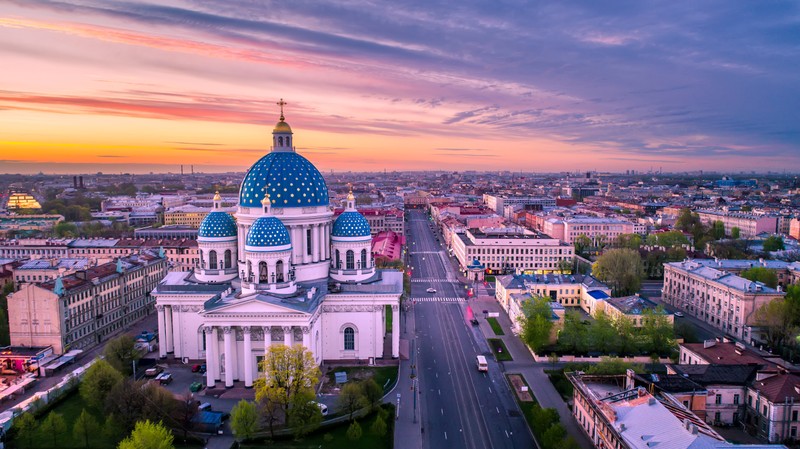 Вид на большое белое здание с синими куполами в центре города (trinity cathedral, санкт петербург, saint petersburg, россия, russia)