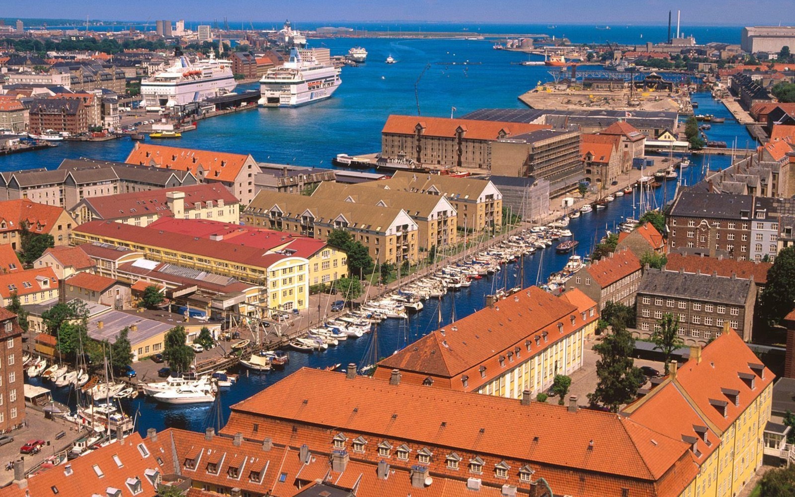 Uma vista de um porto com barcos e edifícios ao fundo (copenhague, copenhagen, cidade, área urbana, paisagem urbana)